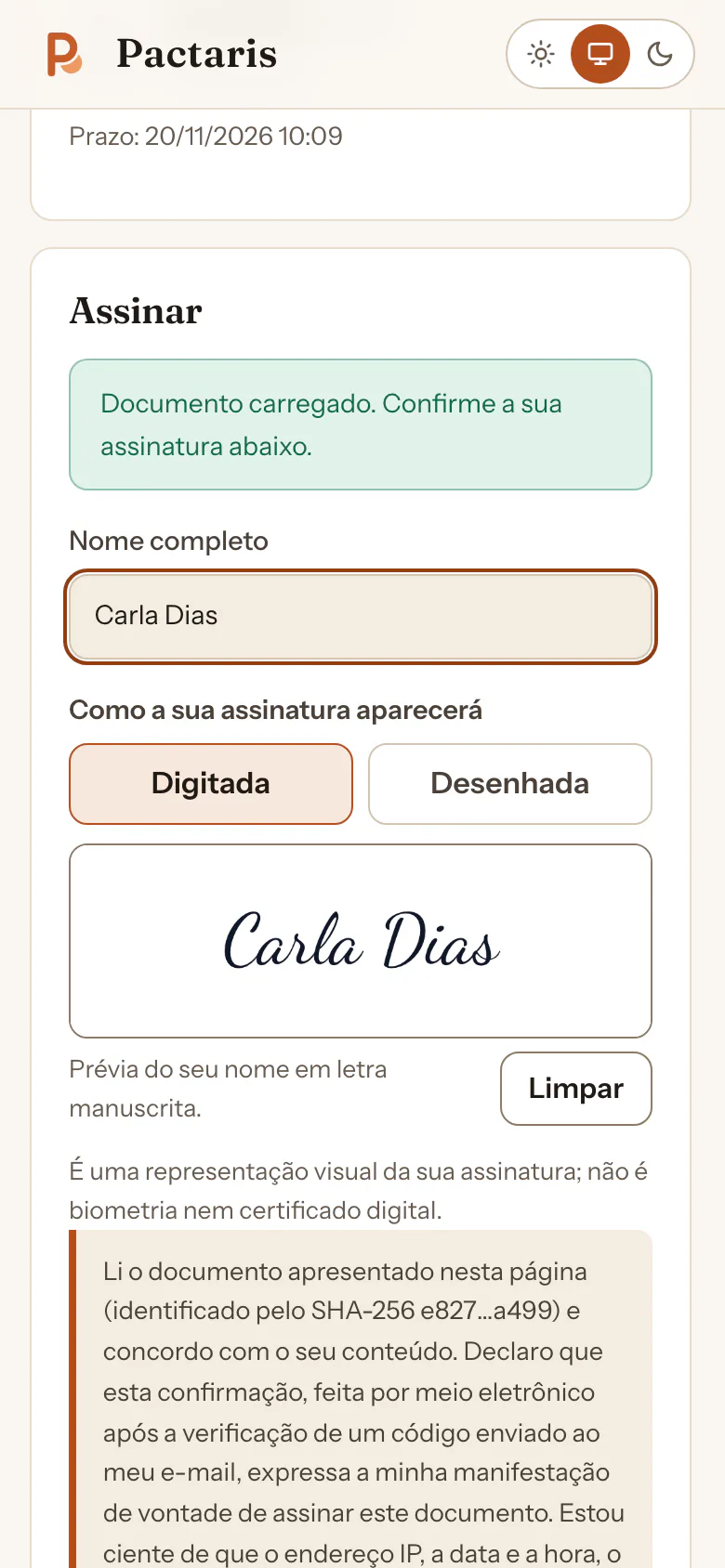 Signing screen on a phone: full name, choice between typed or drawn signature, signature preview and acceptance text. Fictional data.