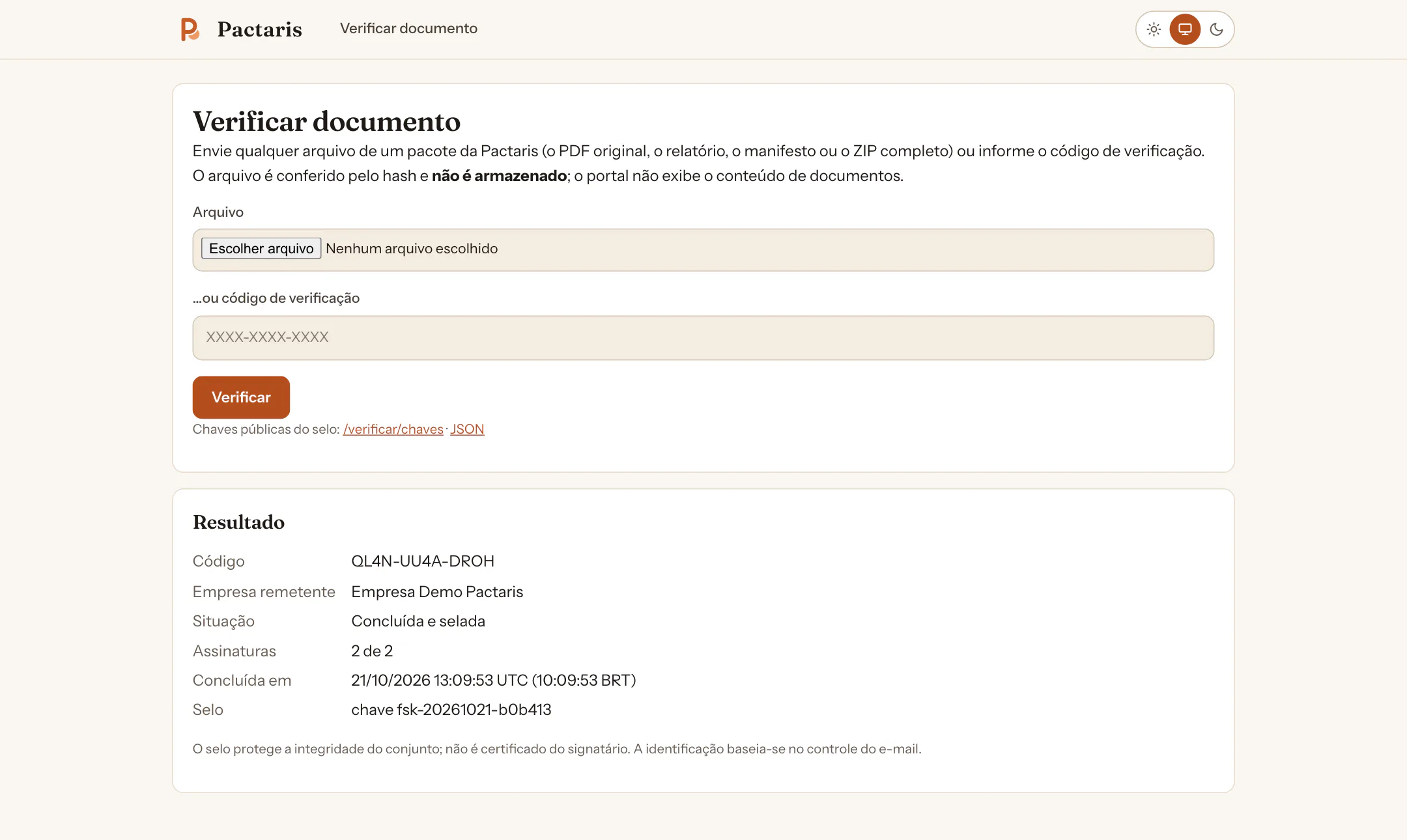 Public verification portal showing the result for a code: sending organization, status, signatures and seal key, without showing the document content. Fictional data.